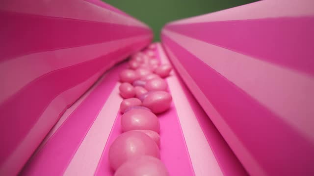 条纹包装纸上的粉色软糖视频下载