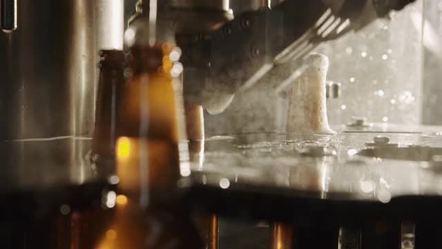 啤酒瓶在自动封盖过程中视频素材