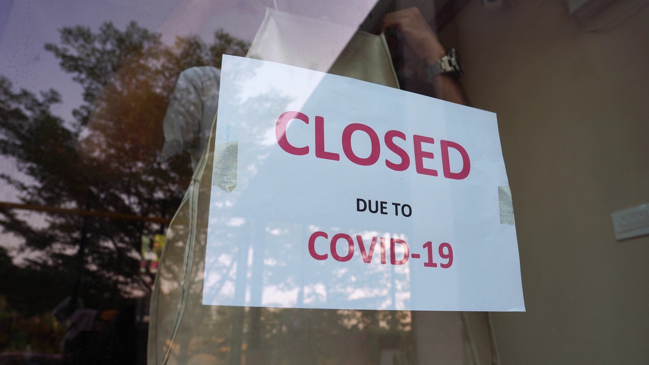 由于新型冠状病毒感染症(Covid-19病毒)，企业纷纷倒闭，商店被打上了关闭商店的标签视频素材