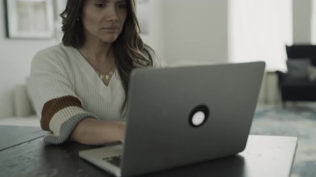 近距离的女人使用笔记本电脑沮丧和困惑/ Lehi，犹他州，美国视频素材