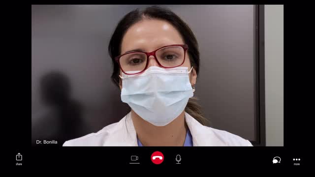 医生戴着外科口罩视频聊天的特写/盐湖城，犹他州，美国视频素材