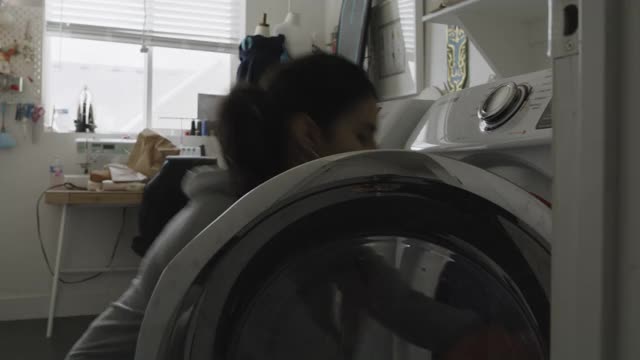 美国犹他州，妈妈和一个十几岁的女孩在洗衣篮里拿着衣服吵架视频素材