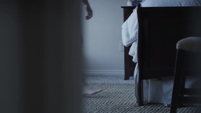 美国犹他州高地，一个女人在门口的卧室里祈祷的慢动作视频下载