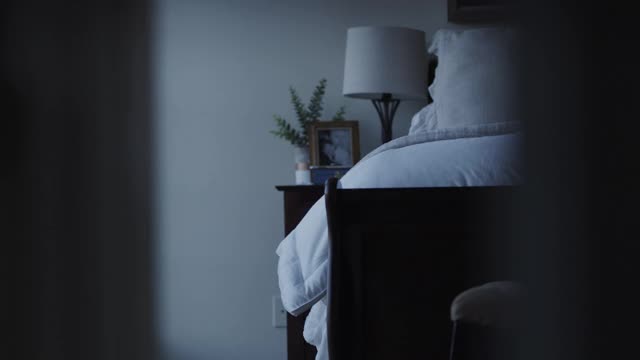 美国犹他州高地，一个女人在门口的卧室里祈祷的慢动作视频素材