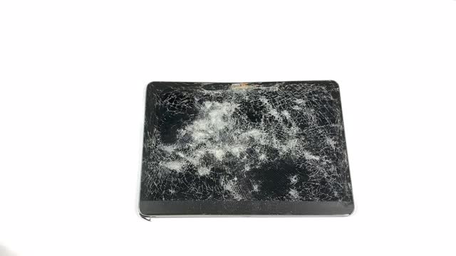 大锤砸在粉碎的平板电脑上视频下载