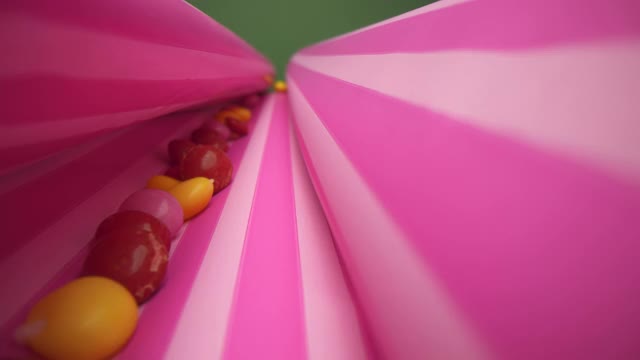 条纹包装纸上印着粉色和黄色软糖视频下载
