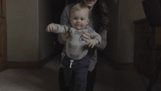 美国犹他州雪松山，母亲在为即将迈出第一步的男婴鼓掌视频素材
