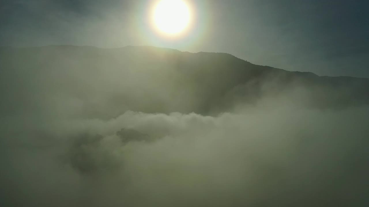 山和阳光透过云视频下载