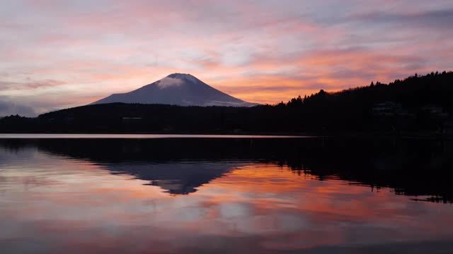 富士山和日落时湖中倒映的戏剧性天空视频下载