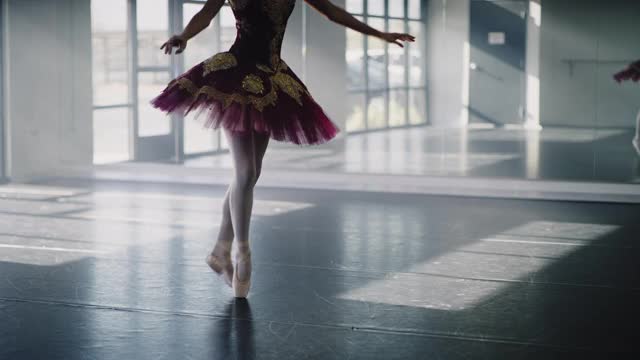 美国犹他州，Lehi舞蹈工作室，芭蕾舞者在练习脚尖舞视频素材