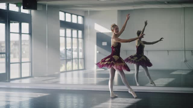 美国犹他州Lehi舞蹈工作室，一名芭蕾舞演员在练习脚尖舞视频下载