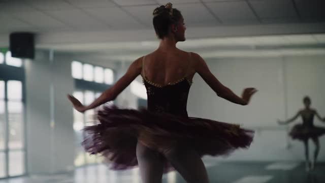 低角度跟踪镜头芭蕾舞演员练习旋转工作室/ Lehi，犹他州，美国视频素材