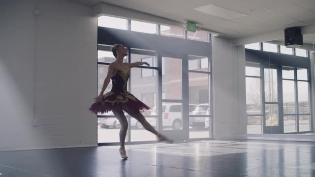 美国犹他州Lehi舞蹈工作室，一名芭蕾舞演员在练习脚尖舞视频素材