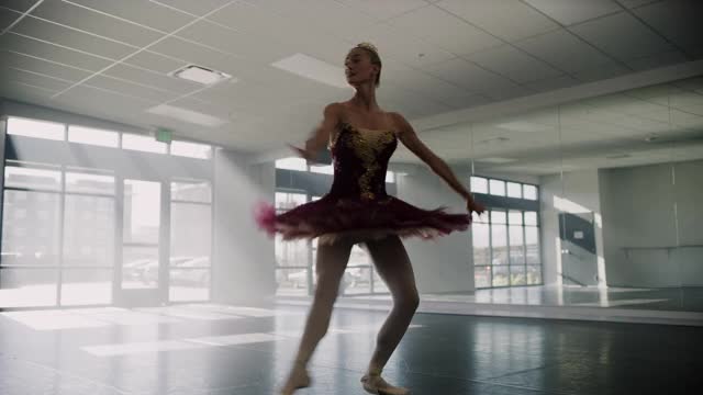 美国犹他州Lehi舞蹈工作室的芭蕾舞演员练习旋转的跟踪镜头视频下载