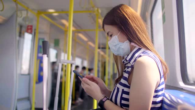 在公共交通工具上戴口罩的妇女视频素材
