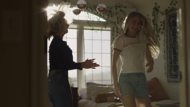 美国犹他州高地的卧室里，门口摆着热情的女孩在跳舞和唱歌视频素材