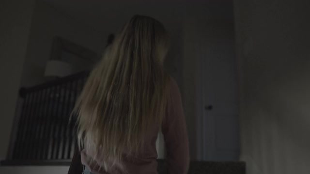 跟踪拍摄的女儿与母亲争吵然后关上卧室门/高地，犹他州，美国视频下载