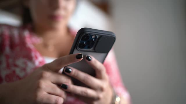 在家里使用智能手机的女性视频素材