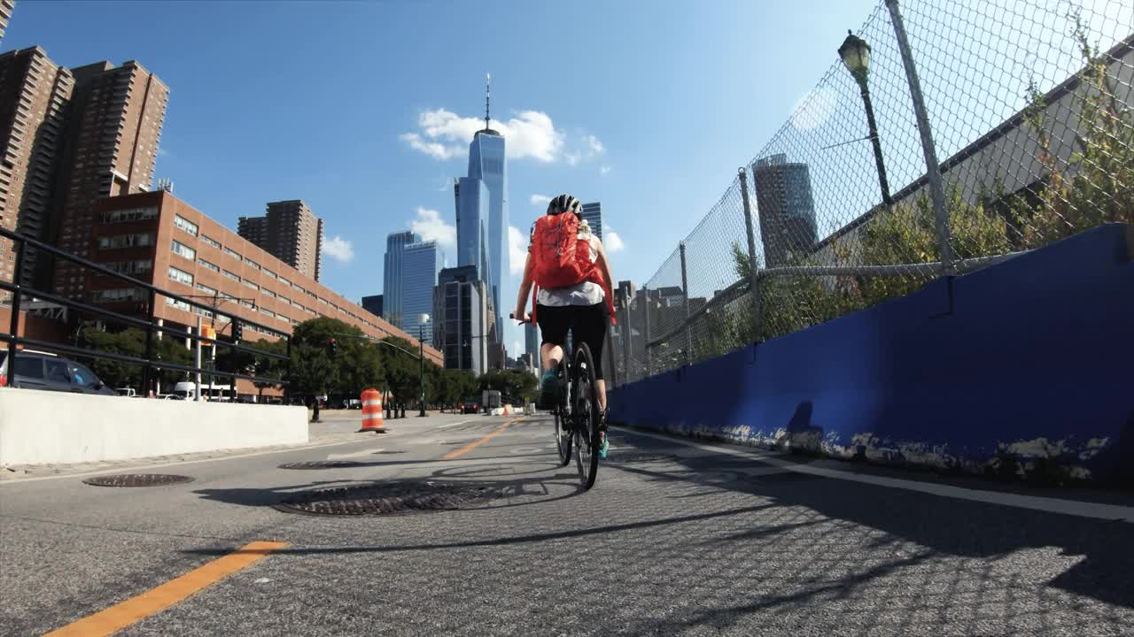 在美国旅行:女子POV自行车骑公路自行车在纽约视频下载