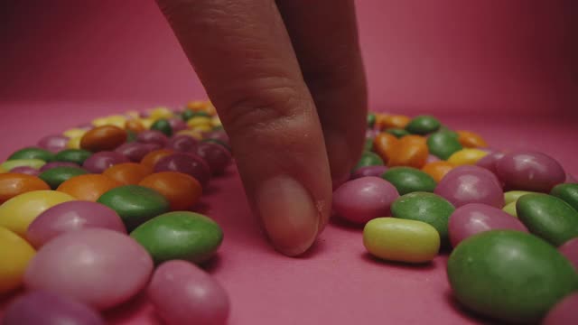 人的手指在糖果上走来走去视频下载