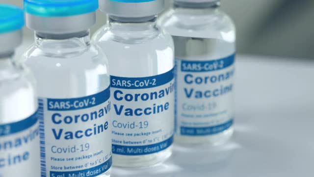 COVID-19冠状病毒疫苗瓶视频素材