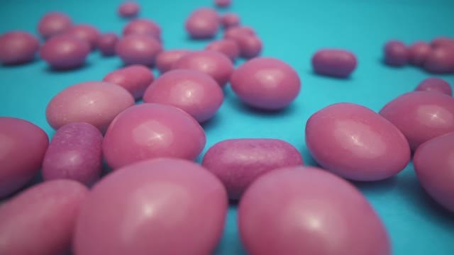 绿松石色背景上的粉色软糖视频下载