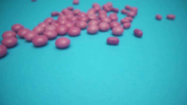 绿松石色背景上的粉色软糖视频下载