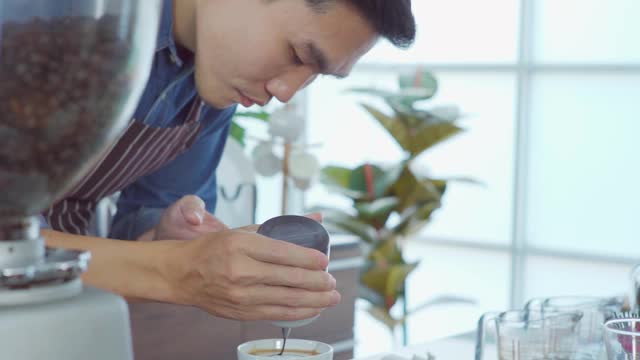 咖啡师在咖啡馆为客户服务视频素材