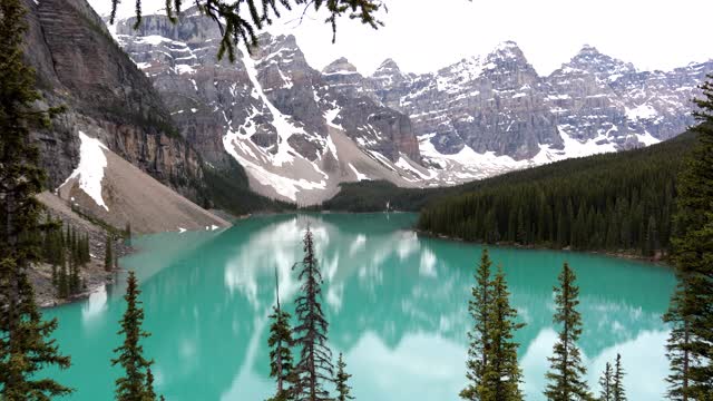 6月日出的冰碛湖4K视频，班夫国家公园，加拿大视频素材