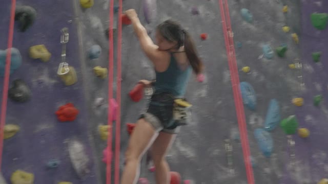 亚洲女子运动员攀登室内墙壁视频下载