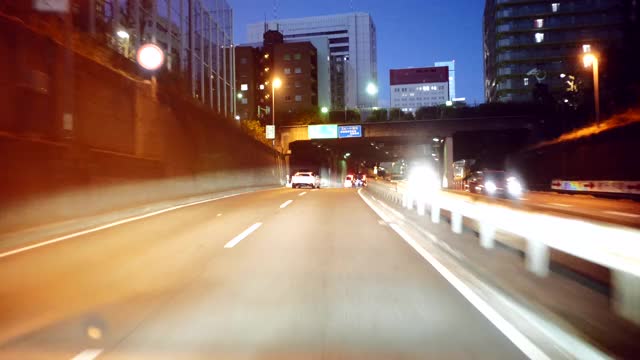 都市高速公路的驾驶录像。视频素材