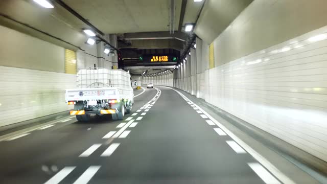 都市高速公路的驾驶录像。视频下载