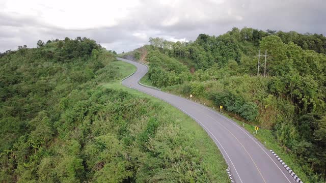 4K:无人机拍摄的泰国南省山区的道路视频下载