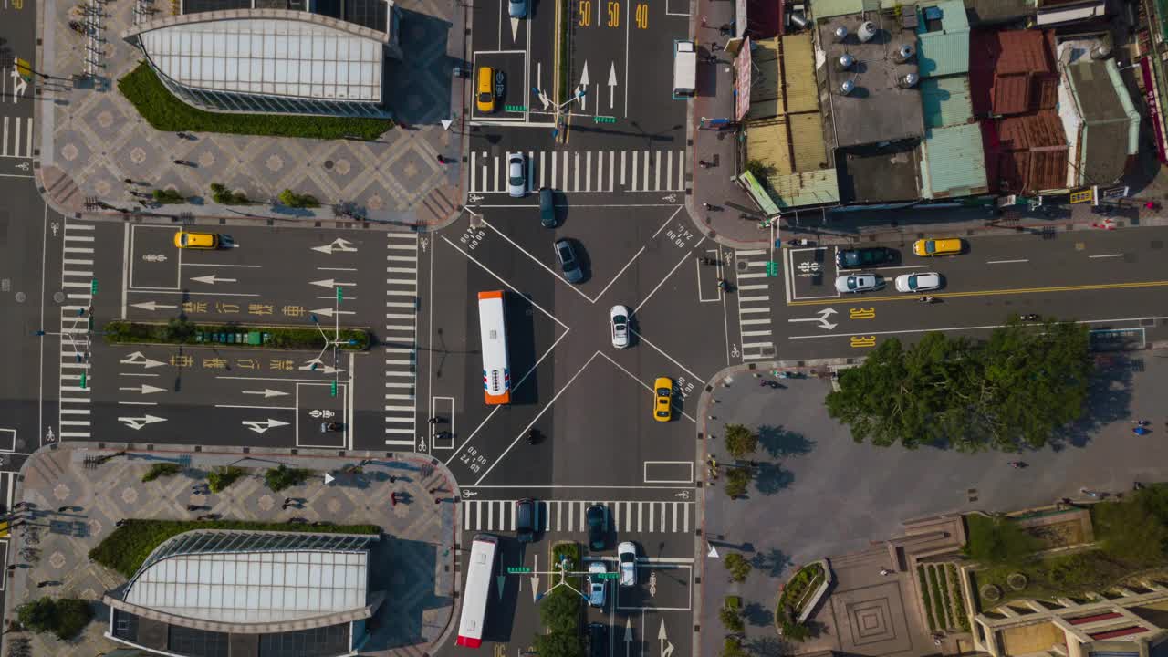 晴天台北城市交通街道十字路口鸟瞰图4k时间推移台湾视频下载