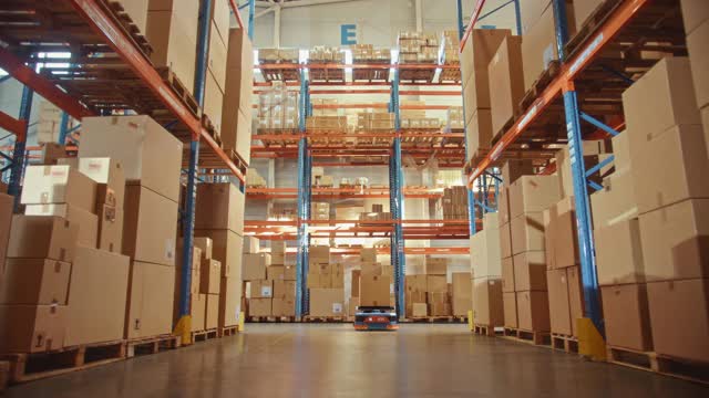 未来技术:自动化现代零售仓库交付AGV机器人运输纸箱配送物流中心。自动引导车辆运送货物，产品，包裹视频素材