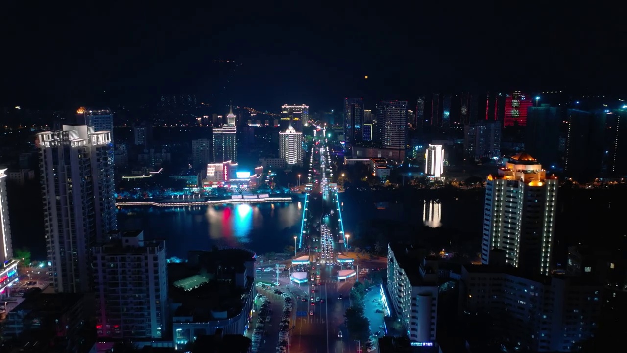 夜间照明海南岛三亚市交通街道河桥空中俯视图4k中国视频素材