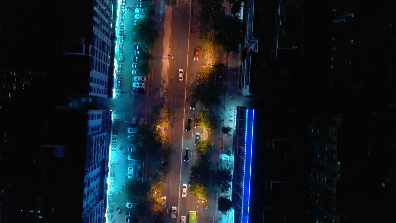 夜间照明海南岛三亚市交通街道空中俯视图4k中国视频素材