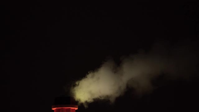 工厂烟囱冒出的烟视频素材