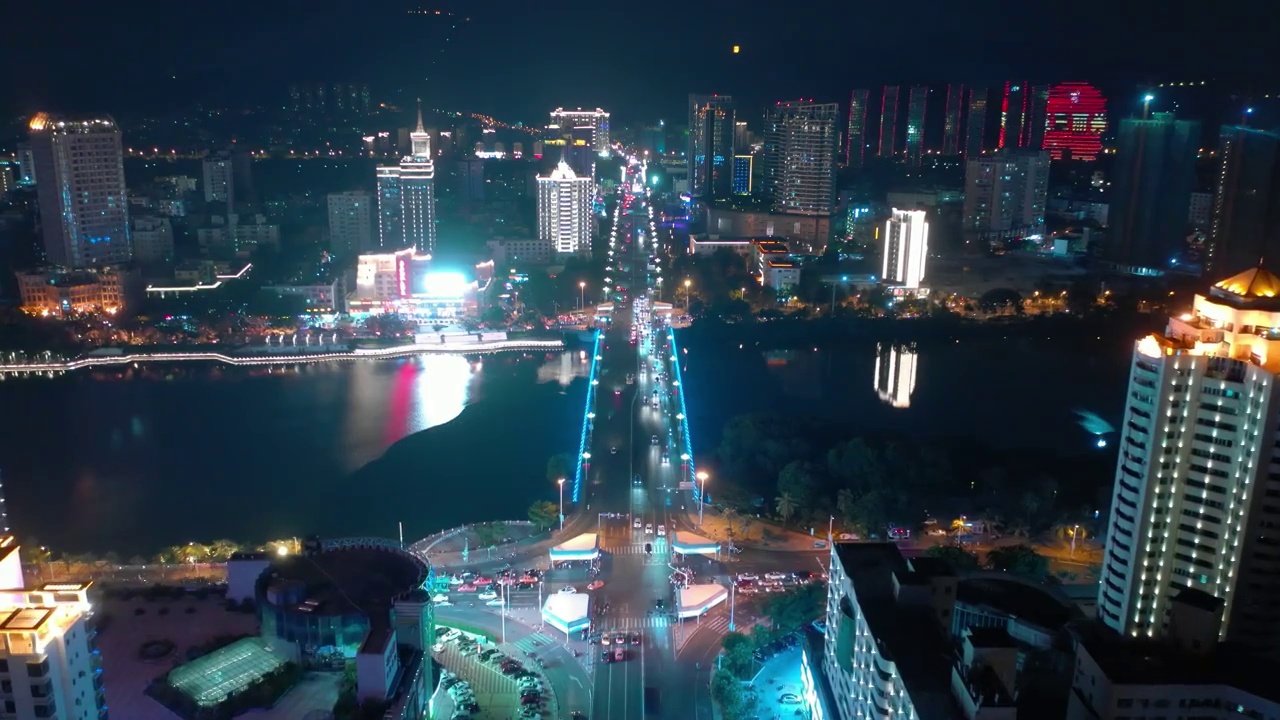 夜间照明海南岛三亚市交通街道河桥空中俯视图4k中国视频素材