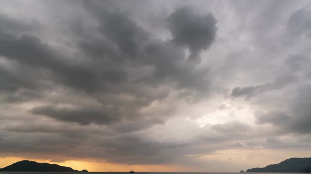 时间流逝的风暴云和雨在海上黑暗的风暴云通过视频时间流逝暴风雨天雷暴云自然环境和可怕的天气天视频素材