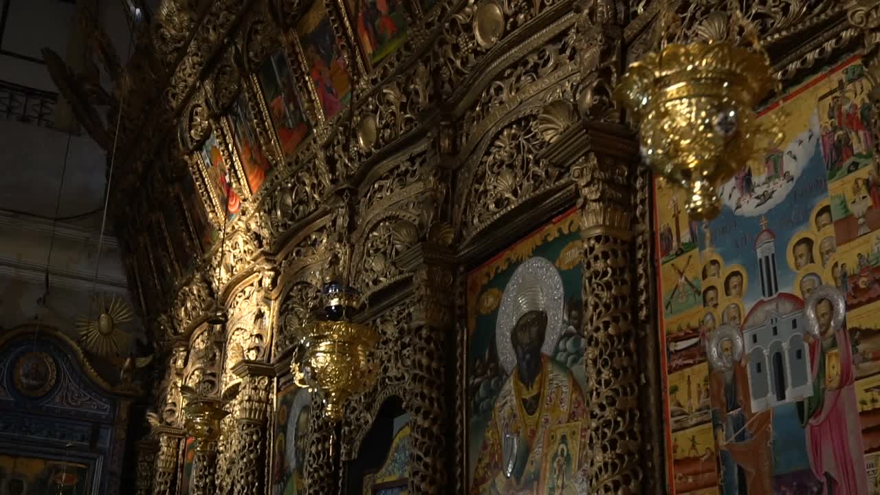 传统东正教教堂的蜡烛和圣像视频下载