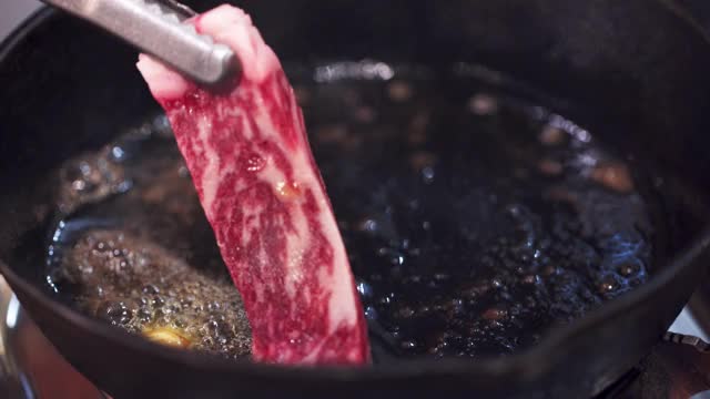 铸铁煎锅中的牛排视频下载