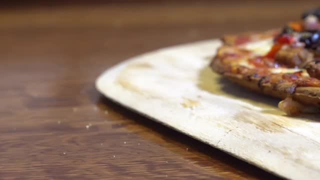 刚出炉的披萨的移动镜头视频下载