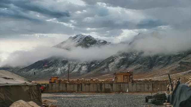 从阿富汗喀布尔附近的美国空军基地看到的山上的延时云视频下载