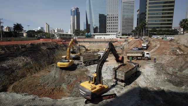 在巴西圣保罗的建筑工地，重型机械正在被用于土地挖掘视频下载