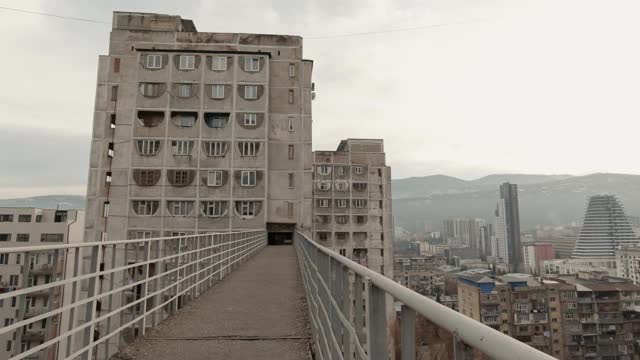 从萨布尔塔洛地区的顶层建筑往左看第比利斯城市全景视频素材