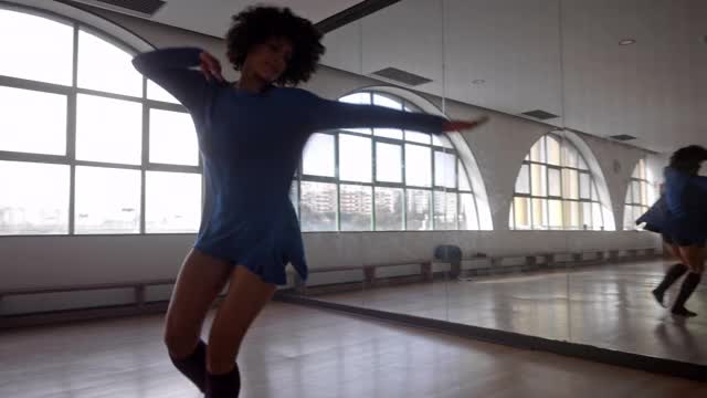 非裔美国妇女在舞蹈工作室跳芭蕾舞视频下载