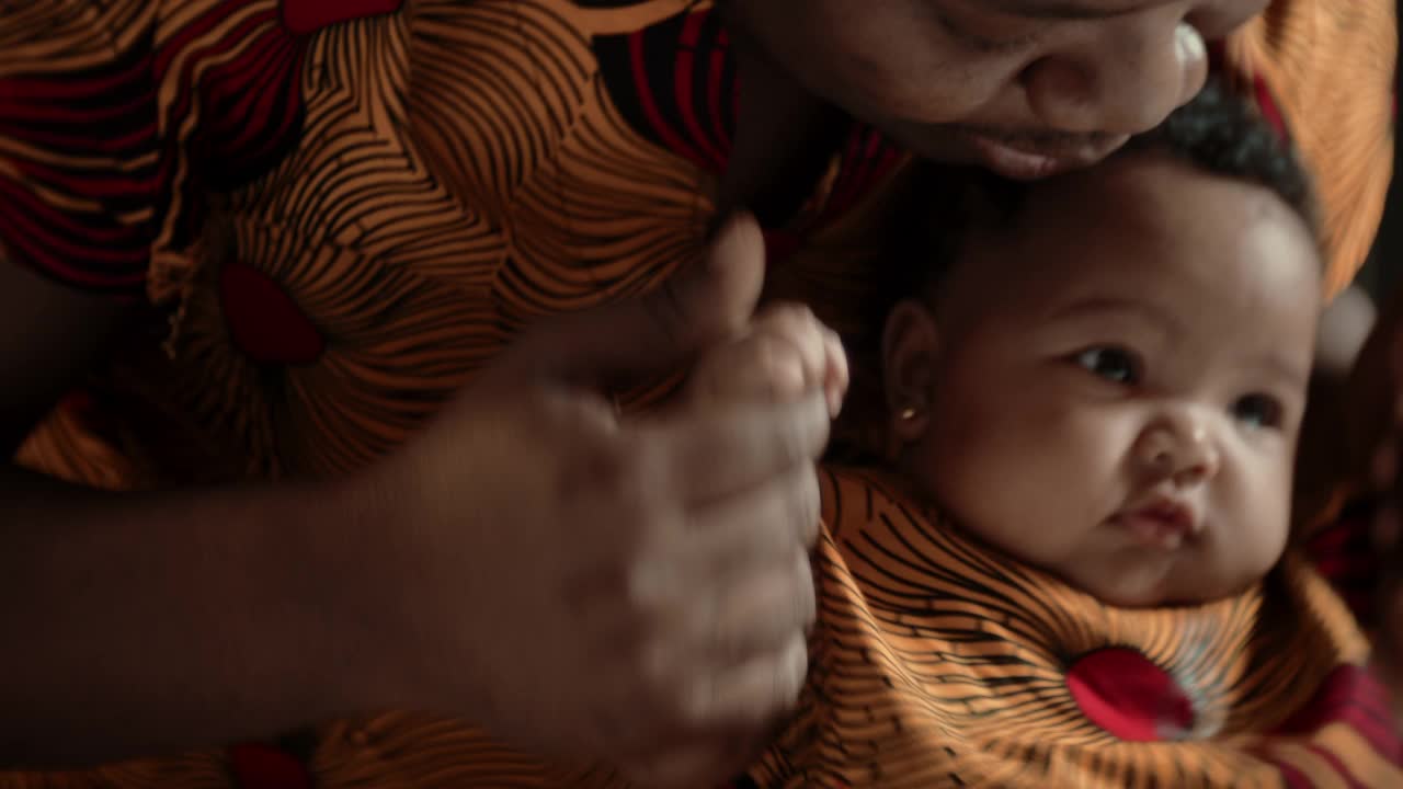 非洲父亲抱着新生婴儿视频素材
