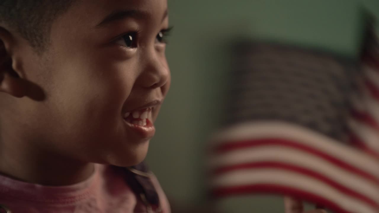 黑人男孩挥舞着美国国旗视频下载