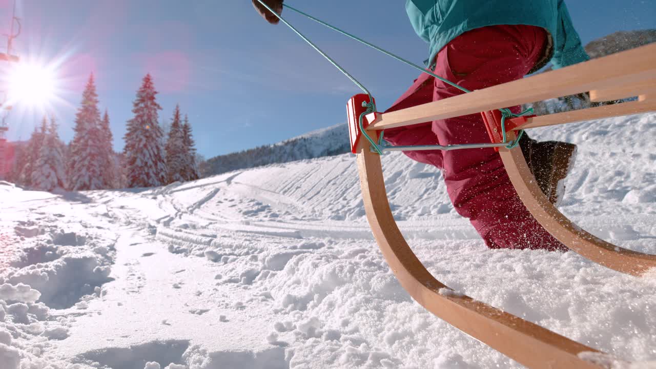 低角度:不认识的女人在滑雪旅行探索空的滑雪场。视频素材